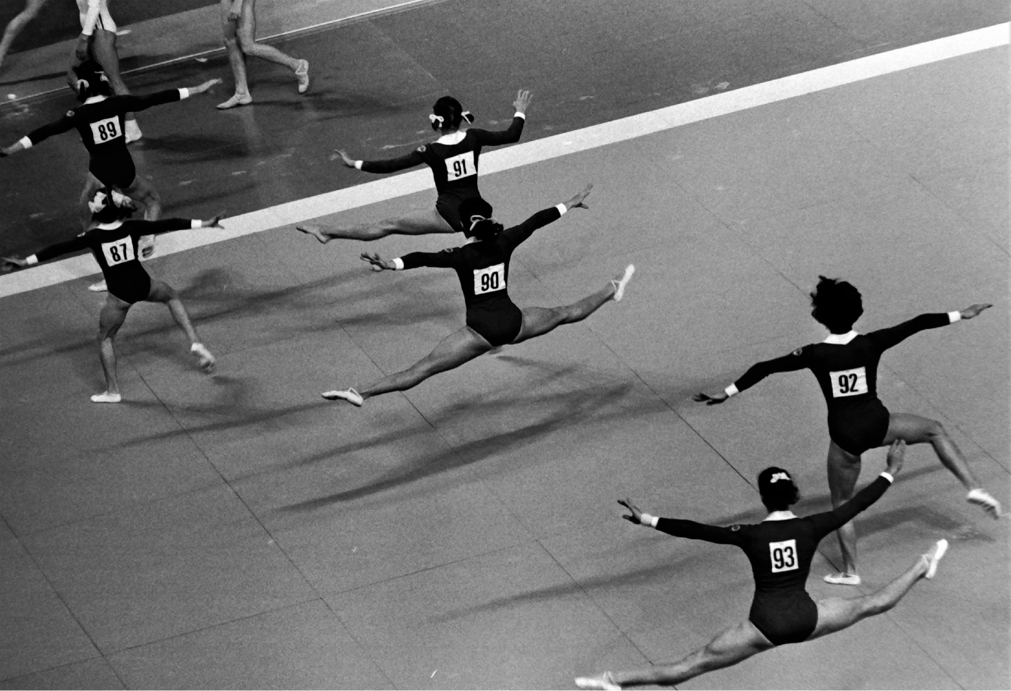 The Sovient Women's Team Set floor warm up 1976 Montreal - JP